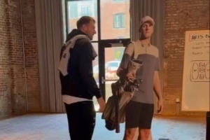 整活！东契奇一把推倒里夫斯等高纸板 两人高尔夫推杆不忘互损